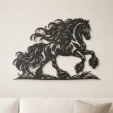 Arte mural de metal con flujo de crin frisón | Decoración ecuestre