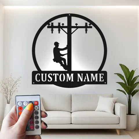 Vista alternativa di Arte da Parete in Metallo LED per Lineman | Regalo Personalizzato per Elettricista | Insegna con Nome Personalizzata per Garage o Ufficio | Decorazione per Palo Elettrico