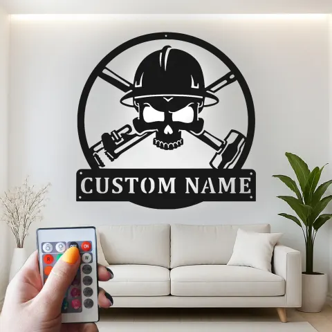 Vista alternativa de Cartel de metal personalizado para trabajador de la construcción | Arte mural LED de calavera para hombre de maquinaria pesada | Regalo personalizado para constructor con casco y herramientas cruzadas