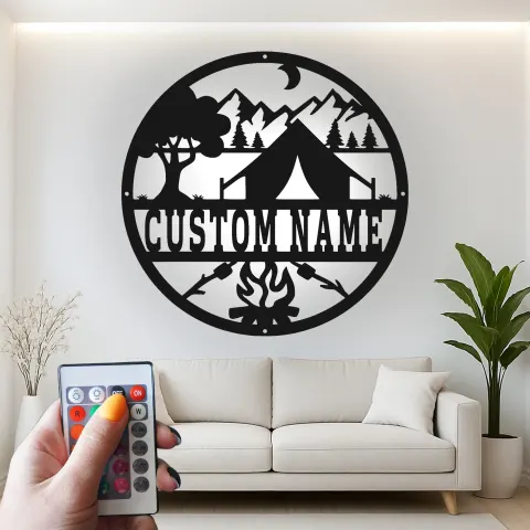 Vue alternative de Décoration murale en métal personnalisée Camping Scene avec rétroéclairage pour les passionnés d'extérieur