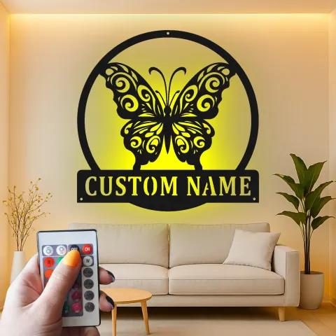 Vista alternativa di Insegna in metallo personalizzata con farfalla e luce LED, regalo per lei per decorare la camera da letto o il soggiorno 1