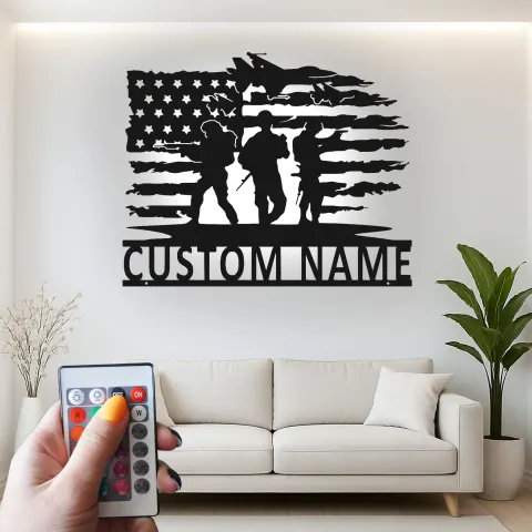 Vista alternativa de Cartel de metal con bandera de soldado personalizado | Arte mural LED patriótico | Decoración militar personalizada para cueva de hombres de veteranos
