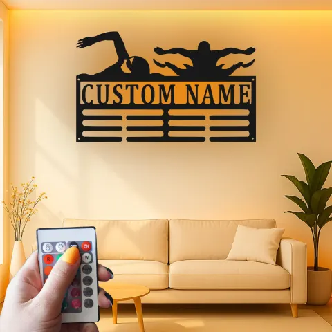 Personalisierter Schwimmer LED Medaillenhalter | Personalisierte Metall-Wandkunst | Geschenk für Schwimmteams | Dekoration für sportliche Displays alternative Ansicht