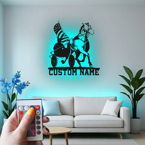 Vista alternativa di Insegna LED in metallo per corse al trotto | Arte da parete equestre personalizzata | Decorazione su misura con cavallo e bandiera USA per scuderia | Regalo per amanti dei cavalli