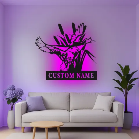 Vue alternative de Décoration murale en métal personnalisée avec un canard dans des roseaux en rétroéclairage - Cadeau personnalisé pour les amoureux de la nature, décoration de cabane ou de chalet