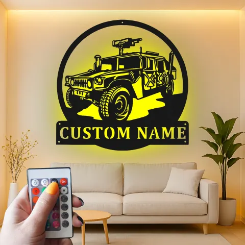 Vue alternative de Décoration murale en métal Humvee personnalisée | Signalisation de véhicule militaire avec rétroéclairage LED | Cadeau personnalisé pour vétéran | Décor de garage Man Cave