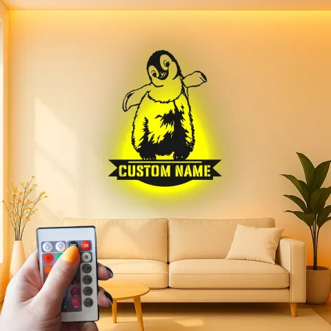 Vue alternative de Panneau LED en métal pour pingouin personnalisé | Décoration murale de nursery personnalisée | Décor lumineux avec nom de bébé | Cadeau premium pour poussin empereur