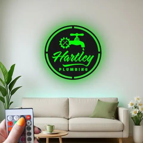 Vista alternativa di Insegna Logo Idraulico Personalizzata | Arte in Metallo LED per Laboratorio | Decorazione Industriale con Rubinetto e Ingranaggio | Regalo Personalizzato per Man Cave