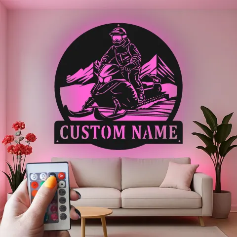 Vista alternativa di Arte murale in metallo per pilota di motoslitta | Insegna LED personalizzata per garage o man cave | Regalo per sport invernali per lui
