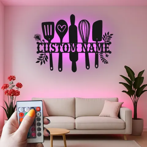 Vista alternativa di Insegna in metallo personalizzata con luce LED a forma di Utensili da Cucina - Regalo per Chef - Decorazione per Cucina per Appassionati di Cucina