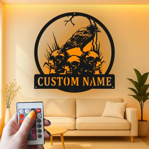 Vista alternativa di Insegna LED personalizzata con corvo gotico | Arte murale in metallo con teschio personalizzata | Decorazione spettrale con corvo per Halloween e casa | Targa nome personalizzata