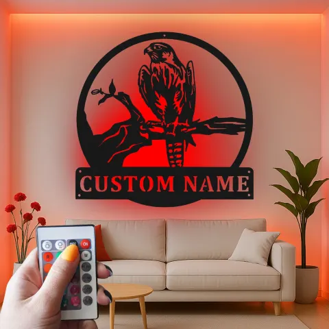 Vista alternativa di Insegna in metallo personalizzata con falco e luce LED, regalo per amanti della fauna selvatica, decorazione rustica per soggiorno o ufficio