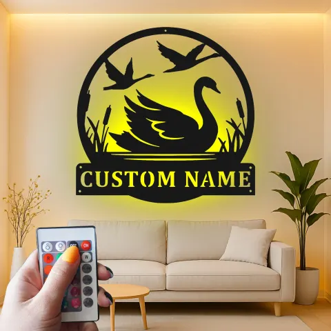 Vue alternative de Enseigne LED en métal cygne personnalisée | Décoration murale scène d’étang | Cadeau pour amoureux de la nature et déco maison de campagne moderne