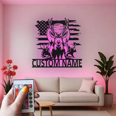 Vista alternativa di Insegna in metallo LED personalizzata con cervo e bandiera americana - Regalo personalizzato per cacciatori, decorazione rustica per cabin
