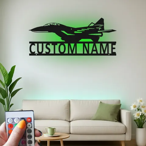 Vista alternativa di Arte in metallo LED a forma di jet da combattimento | Insegna con nome personalizzata per aerei | Decorazione aviazione personalizzata per piloti | Regalo per Man Cave militare