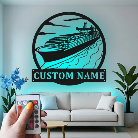 Vista alternativa di Insegna in metallo personalizzata con luce LED a forma di nave cargo - Regalo nautico per marinai, decorazione per ufficio o studio