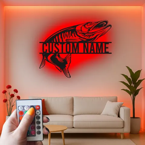 Vista alternativa di Insegna in metallo personalizzata con pesce e LED | Arte con nome del pescatore su misura | Arredo moderno rustico per casa al lago, baita e man cave