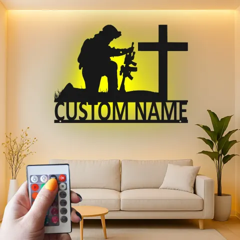 Vista alternativa de Cartel Memorial de Soldado Arrodillado | Arte Metal LED Personalizado para Veteranos | Tributo Militar Personalizado | Decoración de Pared con Cruz Cristiana