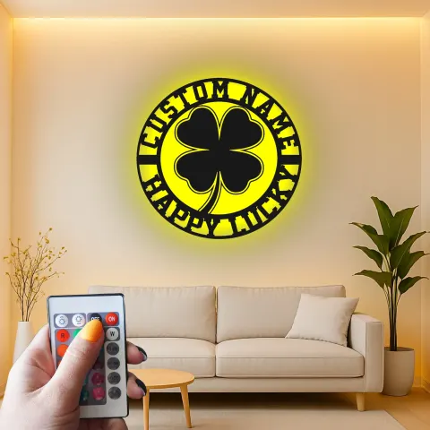 Vista alternativa di Insegna in metallo personalizzata con LED a forma di quadrifoglio