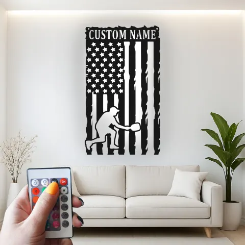 Pickleball Spieler Metall Wandkunst | Individuelles Namensschild mit amerikanischer Flagge LED | Patriotische Sportdekoration für Zuhause oder Fitnessstudio | Handgefertigter Stahl alternative Ansicht