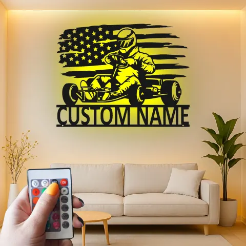 Vista alternativa de Arte mural LED de metal de piloto de karting | Letrero personalizado con nombre para carreras | Decoración con bandera americana para garaje, cueva del hombre o habitación de niño