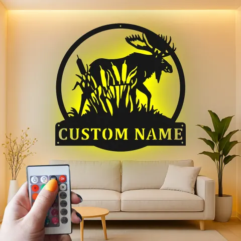 Vista alternativa de Cartel de metal personalizado de alce macho con LED | Decoración mural de metal cortada con láser | Decoración rústica de cabaña | Regalo personalizado para casa de caza