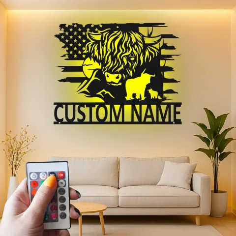 Vista alternativa de Decoración mural de metal con vaca Highland | Letrero LED personalizado con bandera de EE. UU. | Decoración rústica para rancho | Regalo para granjero