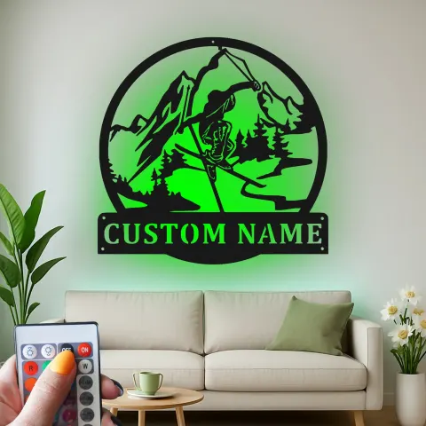 Vista alternativa di Insegna in metallo personalizzata per sciatore | Arte murale montana LED personalizzata | Decorazione per rifugio sci e camera da adolescente con targhetta