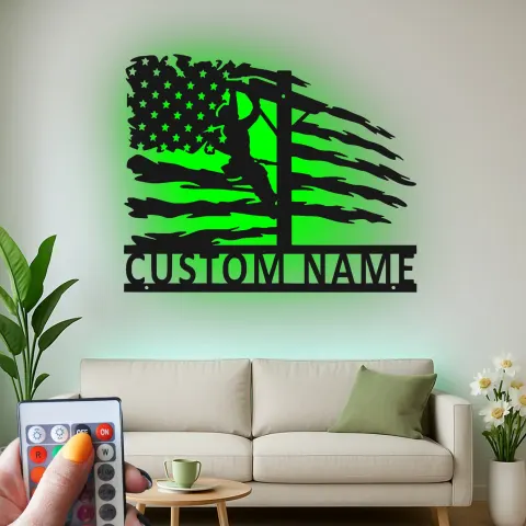 Vista alternativa di Insegna in Metallo Lineman Personalizzata | Arte Murale LED con Bandiera Americana | Regalo Patriottico per Elettricista | Decorazione per Lavoratori del Settore Elettrico