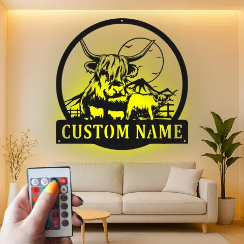 Vista alternativa de Cartel LED personalizado de metal con vaca de las Highlands | Arte de rancho personalizado | Decoración farmhouse moderna para regalo familiar