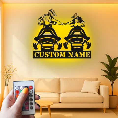 Vista alternativa de Cartel de metal personalizado de pareja de motos de nieve con luz LED, regalo personalizado para amantes de las motos de nieve, decoración para man cave