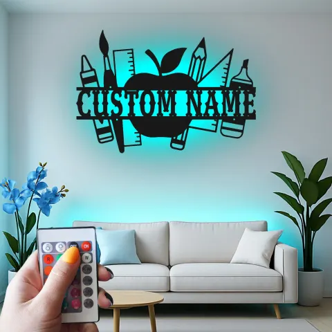 Vista alternativa di Insegna Nome Insegnante Personalizzata | Arte Murale in Metallo LED per Aula | Decorazione Personalizzata per Materiali Scolastici | Regalo di Fine Anno per Educatori