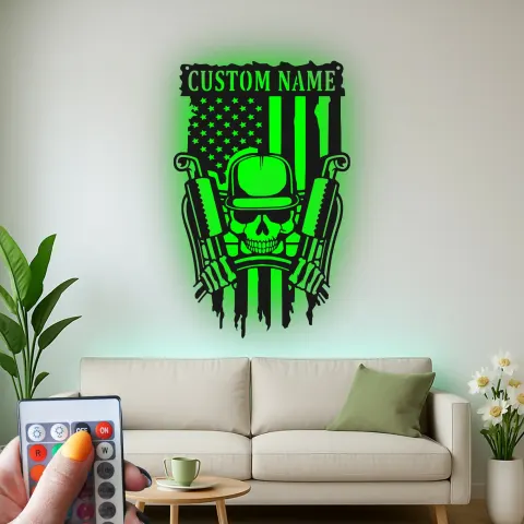 Vista alternativa di Insegna Metallica LED Personalizzata con Teschio e Armi | Arte Murale Patriottica con Bandiera Americana | Regalo Personalizzato per Veterani Militari per Man Cave o Garage