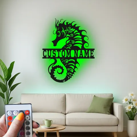 Vista alternativa di Insegna in Metallo Personalizzata Cavalluccio Marino | Arte Murale LED con Nome | Decorazione per Casa Costiera | Regalo per Casa al Mare