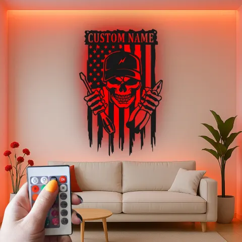 Vista alternativa de Cartel de metal personalizado de mecánico con calavera | Arte mural LED personalizado para garaje | Regalo patriótico para reparadores con bandera americana