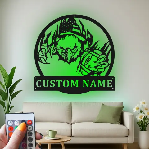 Vista alternativa de Cartel de metal personalizado con luz LED de águila americana y fútbol, regalo personalizado para aficionados al fútbol, decoración de man cave