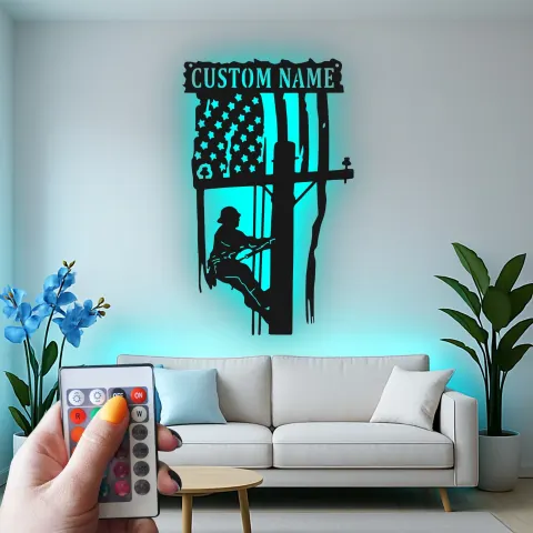 Vista alternativa di Insegna in Metallo Personalizzata per Lineman | Arte LED con Bandiera Americana | Regalo Patriottico per Elettricista | Decorazione per Lavoratore dei Servizi Pubblici