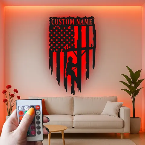 Individuelle Lineman amerikanische Flagge | LED Metall-Wandkunst für Elektriker | Patriotisches Geschenk für Versorgungsarbeiter | Personalisierte Namensschild alternative Ansicht