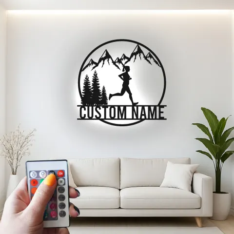 Vue alternative de Enseigne LED pour coureuse de trail | Décoration murale en métal personnalisée montagne | Cadeau prénom sur mesure pour coureurs et athlètes