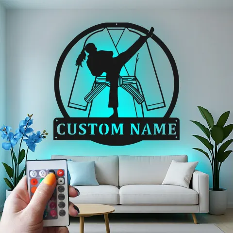 Vista alternativa de Cartel de metal de karateka femenina personalizada | Arte mural LED de artes marciales personalizado | Decoración de habitación de chica karateka y regalo de cinturón negro