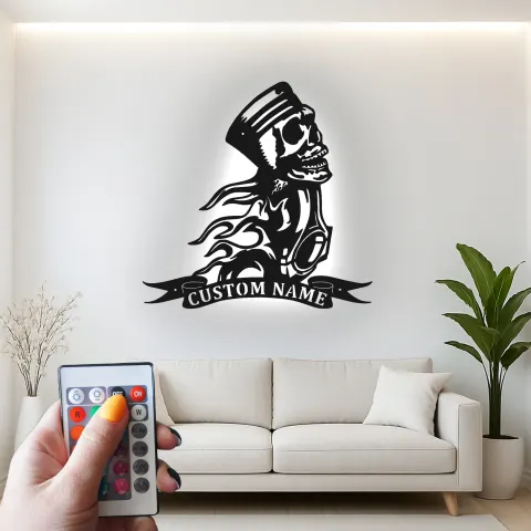 Vista alternativa di Insegna in metallo teschio motociclista | Insegna personalizzata per garage con LED | Decorazione per man cave con fiamme e pistone