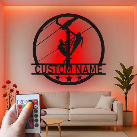 Vista alternativa di Insegna LED Personalizzata per Lineman | Arte Murale in Metallo Personalizzata | Regalo per Elettricista e Lavoratore di Utility | Decorazione Industriale per Casa e Garage