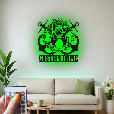 Vista alternativa di Insegna in metallo personalizzata con casco da sub e luce LED regalo nautico per amanti del mare decorazione unica per man cave o ufficio