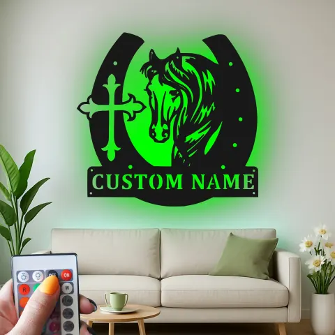 Vista alternativa de Letrero personalizado de caballo y herradura | Decoración mural LED de metal | Decoración ecuestre a medida para casa de campo | Regalo cristiano para amantes de los caballos