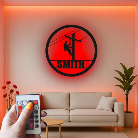 Vue alternative de Plaque LED personnalisée pour lineman | Décoration murale en métal sur mesure pour électriciens | Cadeau pour technicien des réseaux | Déco garage et atelier