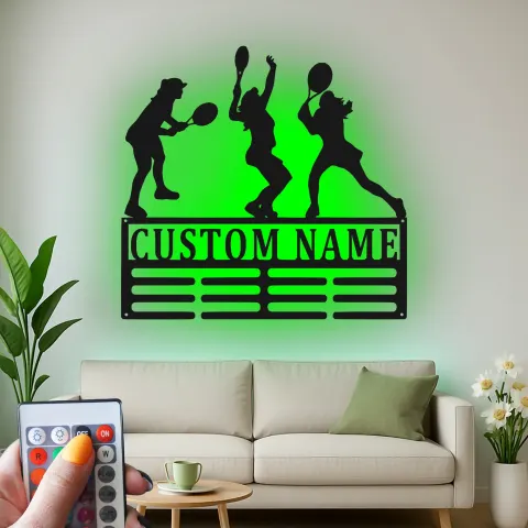 Vista alternativa de Cartel LED de jugadora de tenis personalizada | Arte mural de metal con nombre personalizado | Decoración deportiva femenina | Regalo para entrenador o atleta