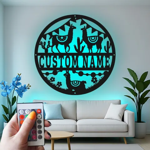 Vista alternativa di Insegna in metallo personalizzata con scena del deserto di lama e luce LED regalo per amanti dei lama decorazione per soggiorno o nursery