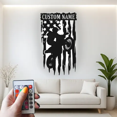 Vista alternativa de Arte de motocross personalizado | Cartel LED de moto de cross con bandera americana | Decoración mural con nombre personalizado para dormitorio de chico adolescente o regalo para garaje