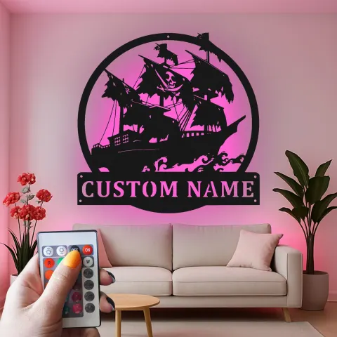Vista alternativa de Decoración Mural de Metal de Barco Pirata con LED | Letrero de Nombre Personalizado para Man Cave | Decoración Náutica y Regalo para Él