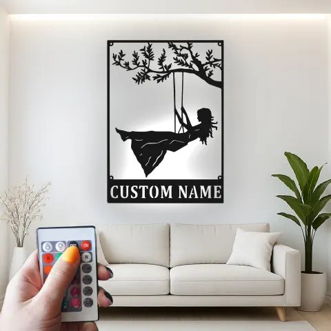 Vista alternativa de Letrero LED personalizado de niña en columpio | Decoración mural de metal con nombre a medida | Regalo para guardería y cuarto de juegos